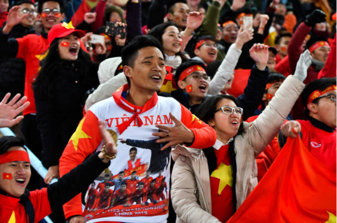  朗斯主场球迷冲突事件，俱乐部遭足协严厉处罚  