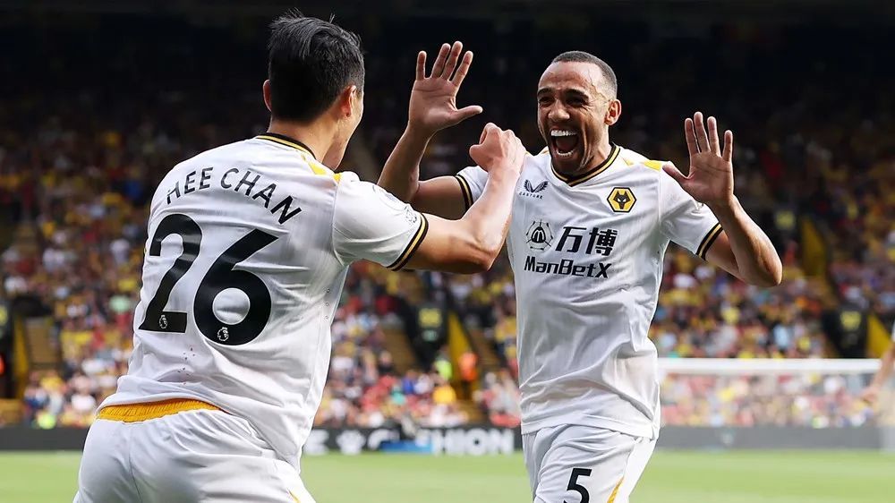  布伦特福德主场掀翻狼队，小蜜蜂书写英超新传奇