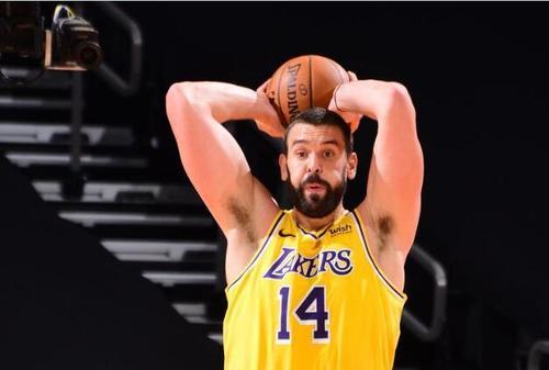  浓眉哥统治禁区湖人加时苦战险胜鹈鹕迎复苏